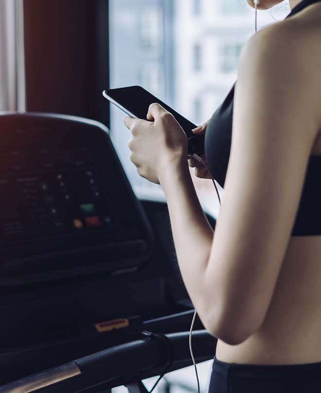 FRXS-Woman cardio running workout listening music